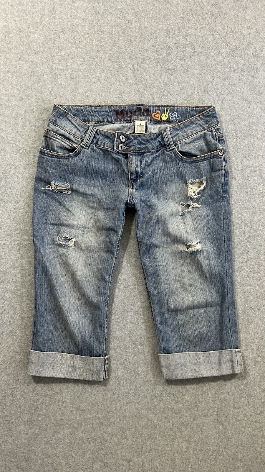 2000’s Mudd Low Rise Light Wash Distressed Denim Capris Size 3