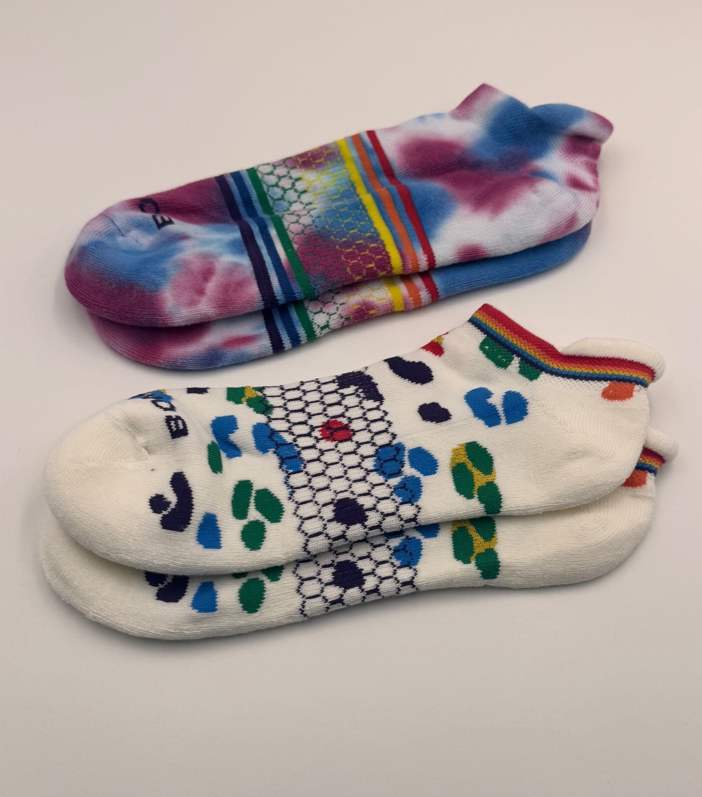 2-Pack Rainbow Bombas Bee Proud Ankle Pride Socks – Large