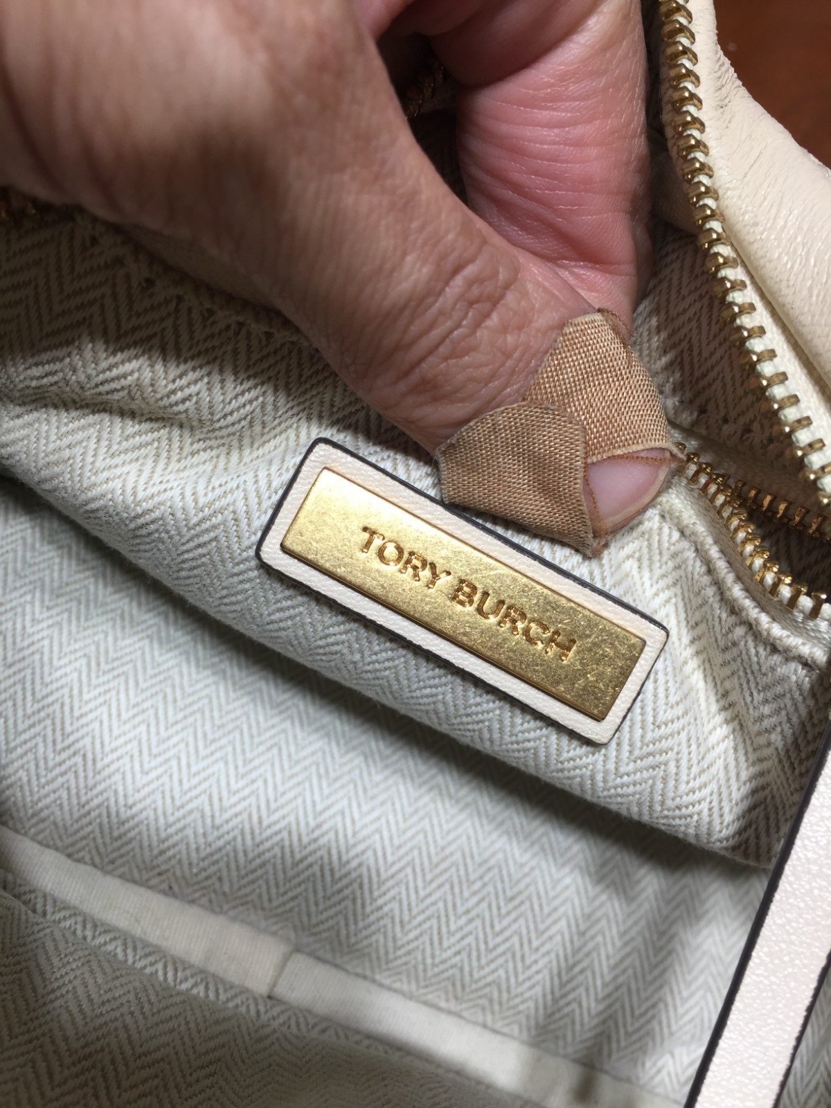 Tory Burch Kira Chevron Small Camera Bag Cream Leather Gold-Tone Hardware Logo