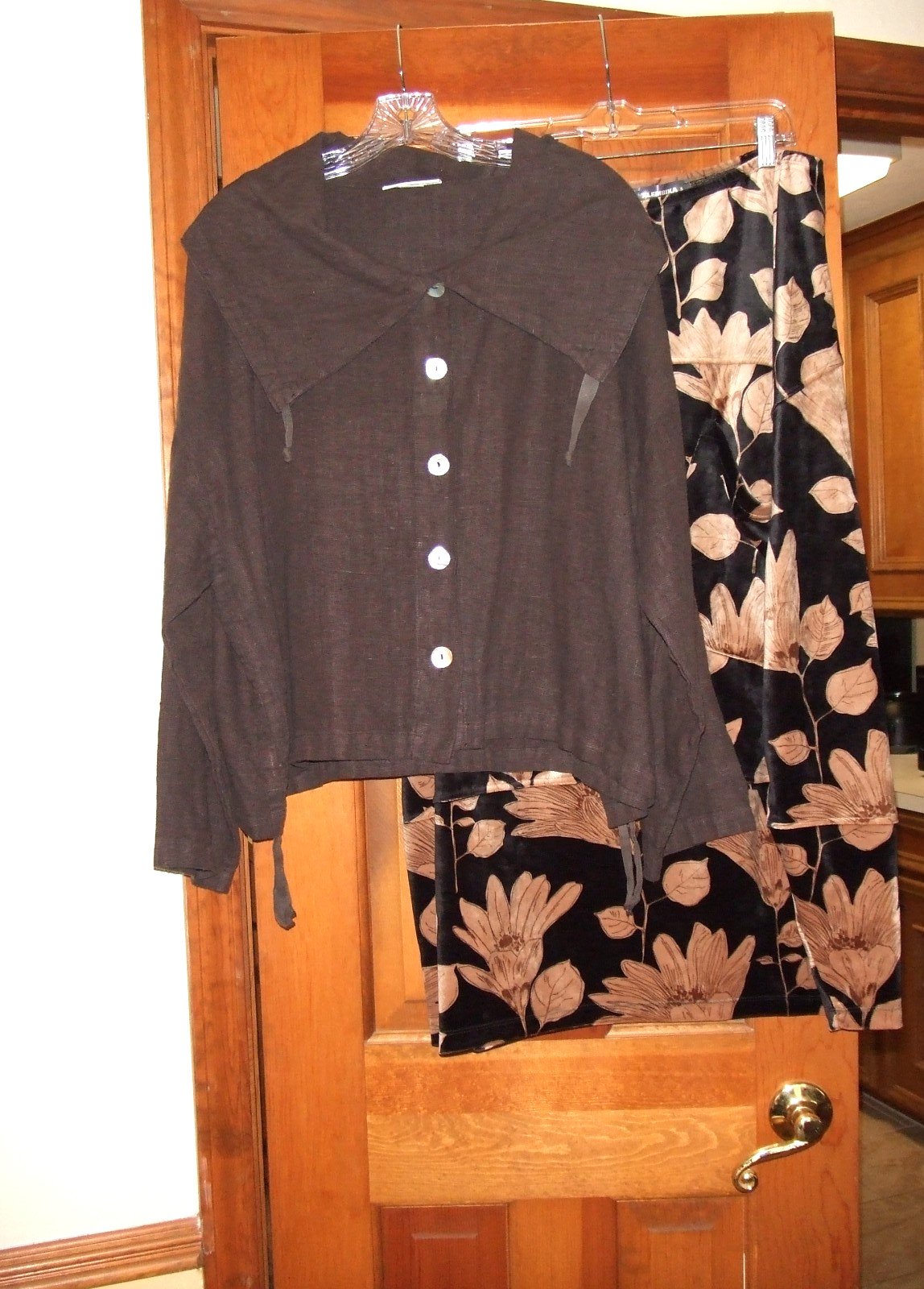 ALEMBIKA floral print velour barrel midi skirt w/elastic waist. Size 5-XL.