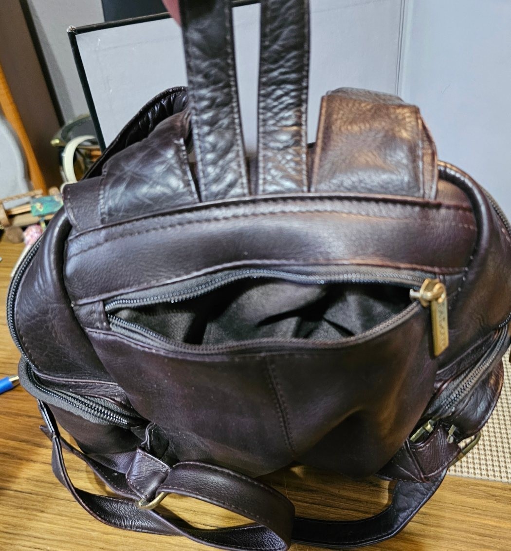 Le Donne Genuine Leather Backpack Bag Brown TR125. 5 Zip Pockets.