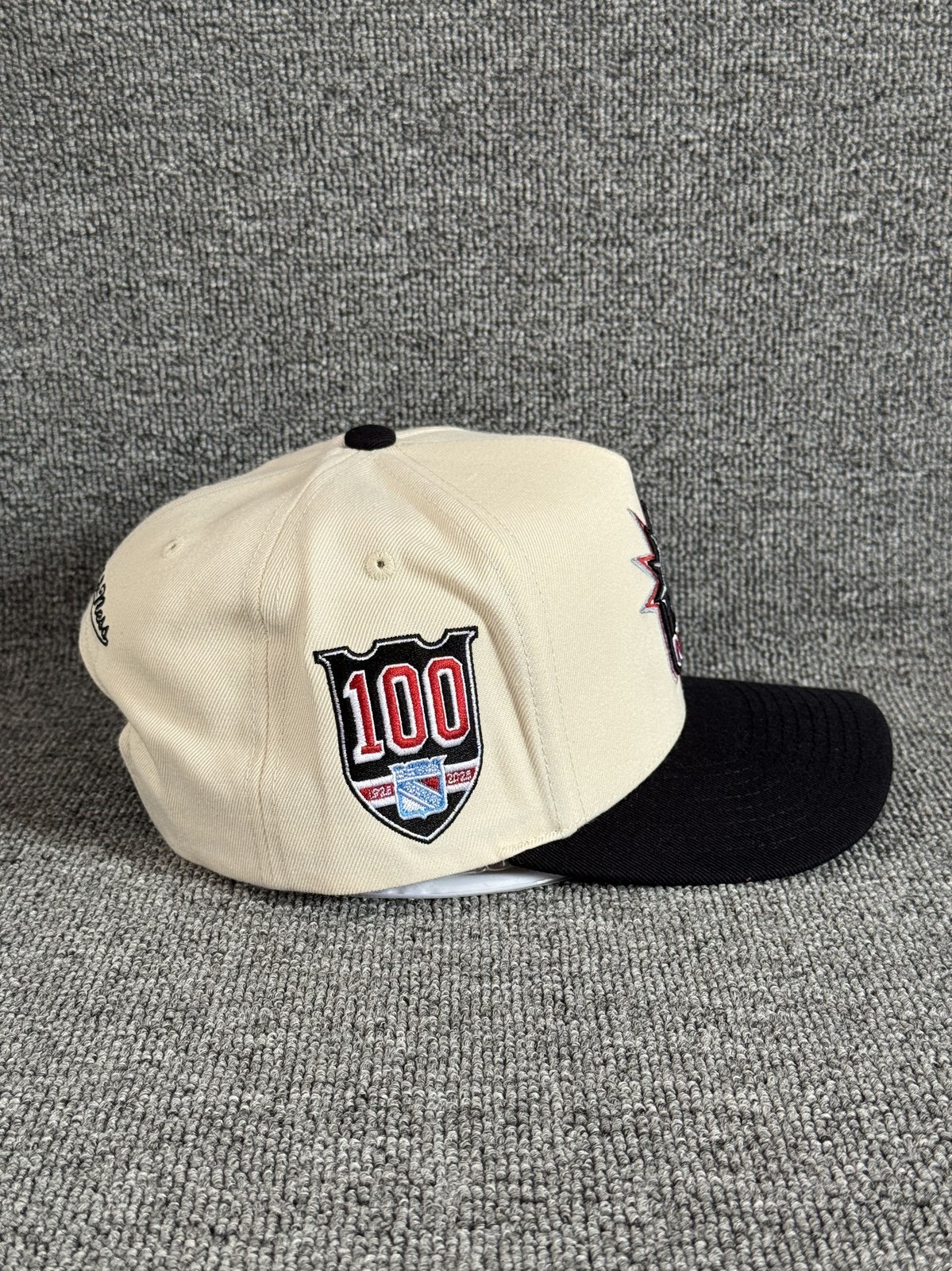 Mitchell & Ness NY Rangers Retro Snapback NHL 100 Cream Black Hat