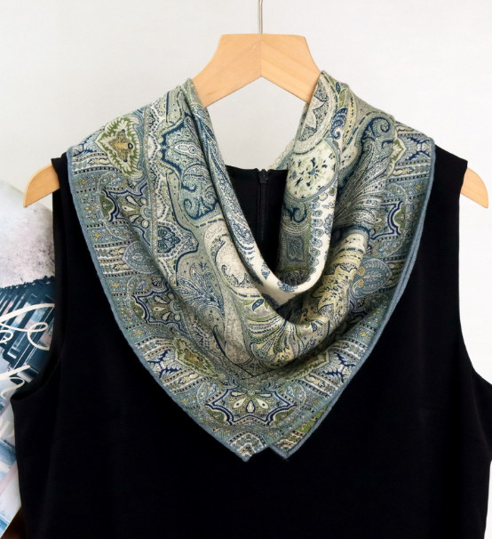 70% Cashmere 30% Silk Neckerchief Shawl Bandana Scarf 26” cashew Print Wrap new