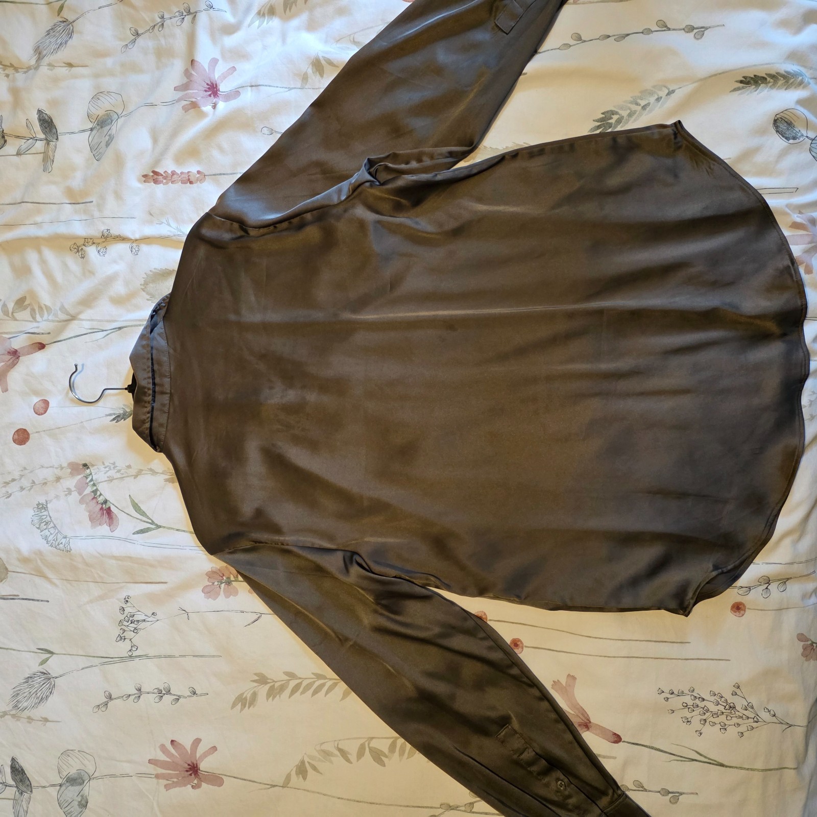 💚 Stylish satin-effect blouse from H&M in a beautiful olive green shade, size M