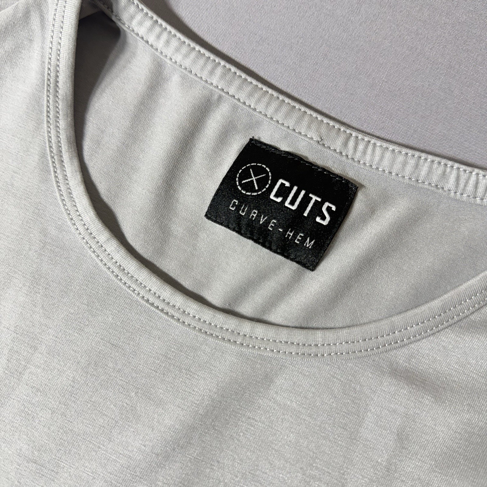 CUTS Curve-Hem Men’s White Solid Crew Neck Short Sleeve T-Shirt Poly Blend L