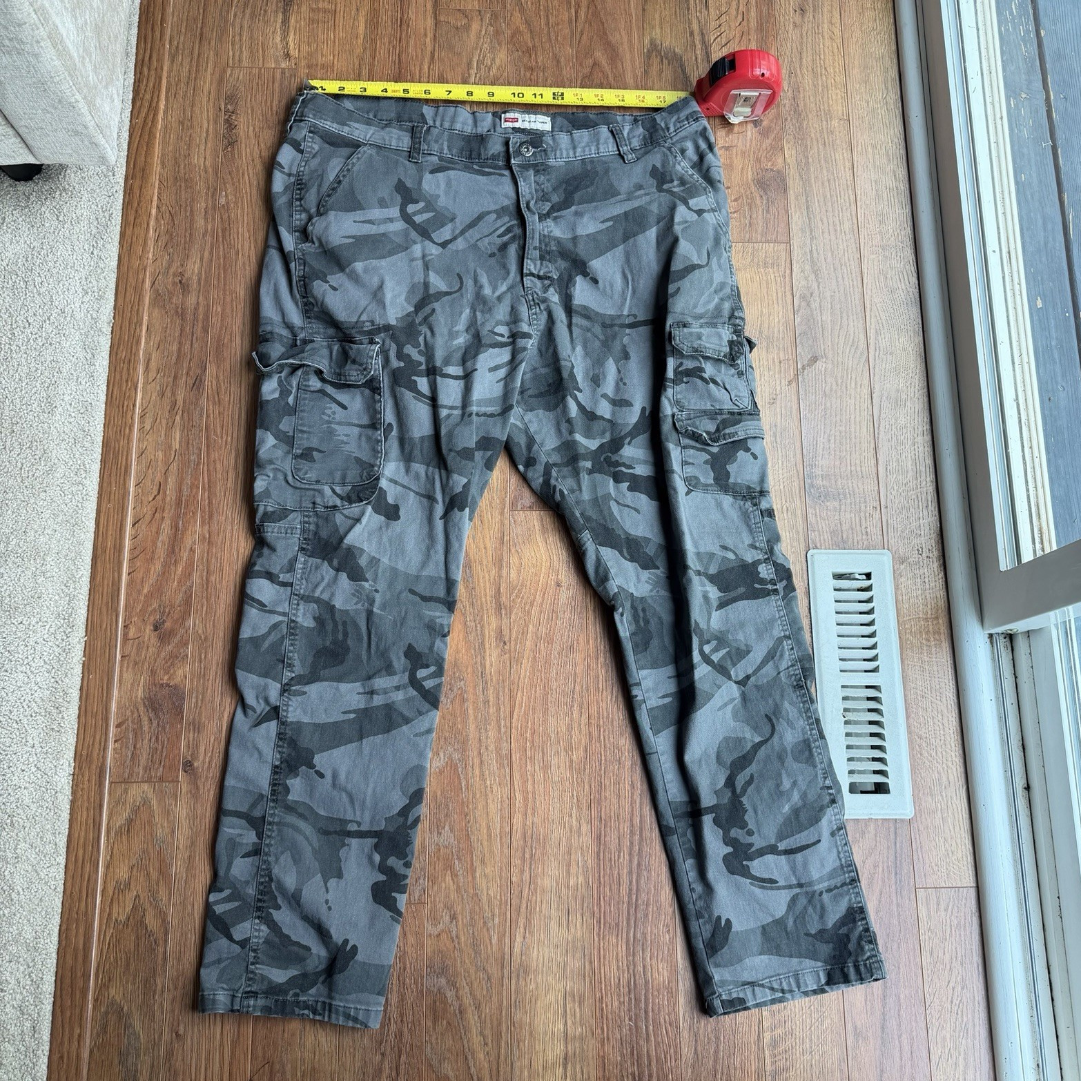 Levi’s Men’s Gray Camo Cargo Pants Straight Regular Fit size 38