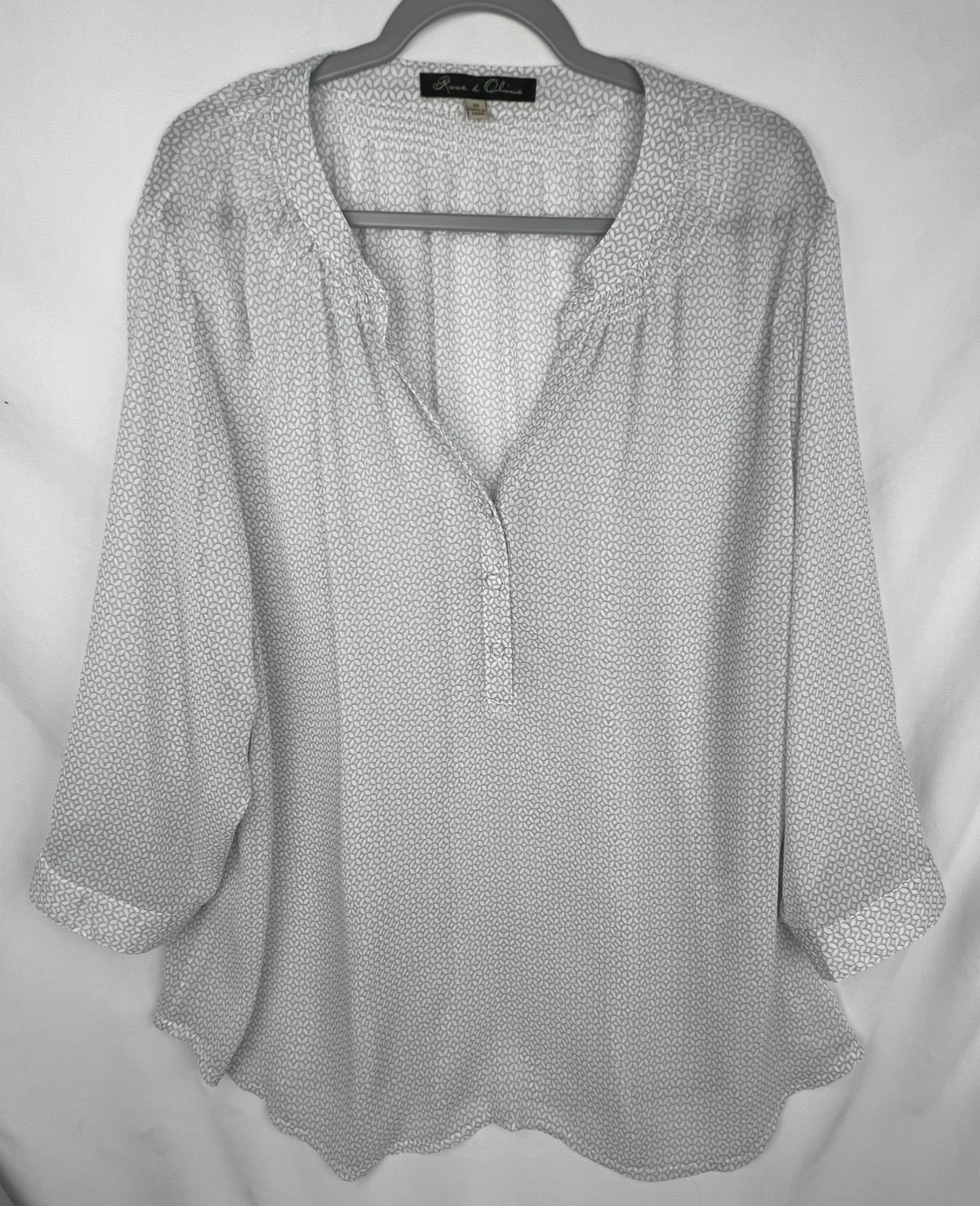 ROSE & OLIVE Blouse Top Women’s Size 3X White Gray Geometric 3/4 Sleeve Flowy