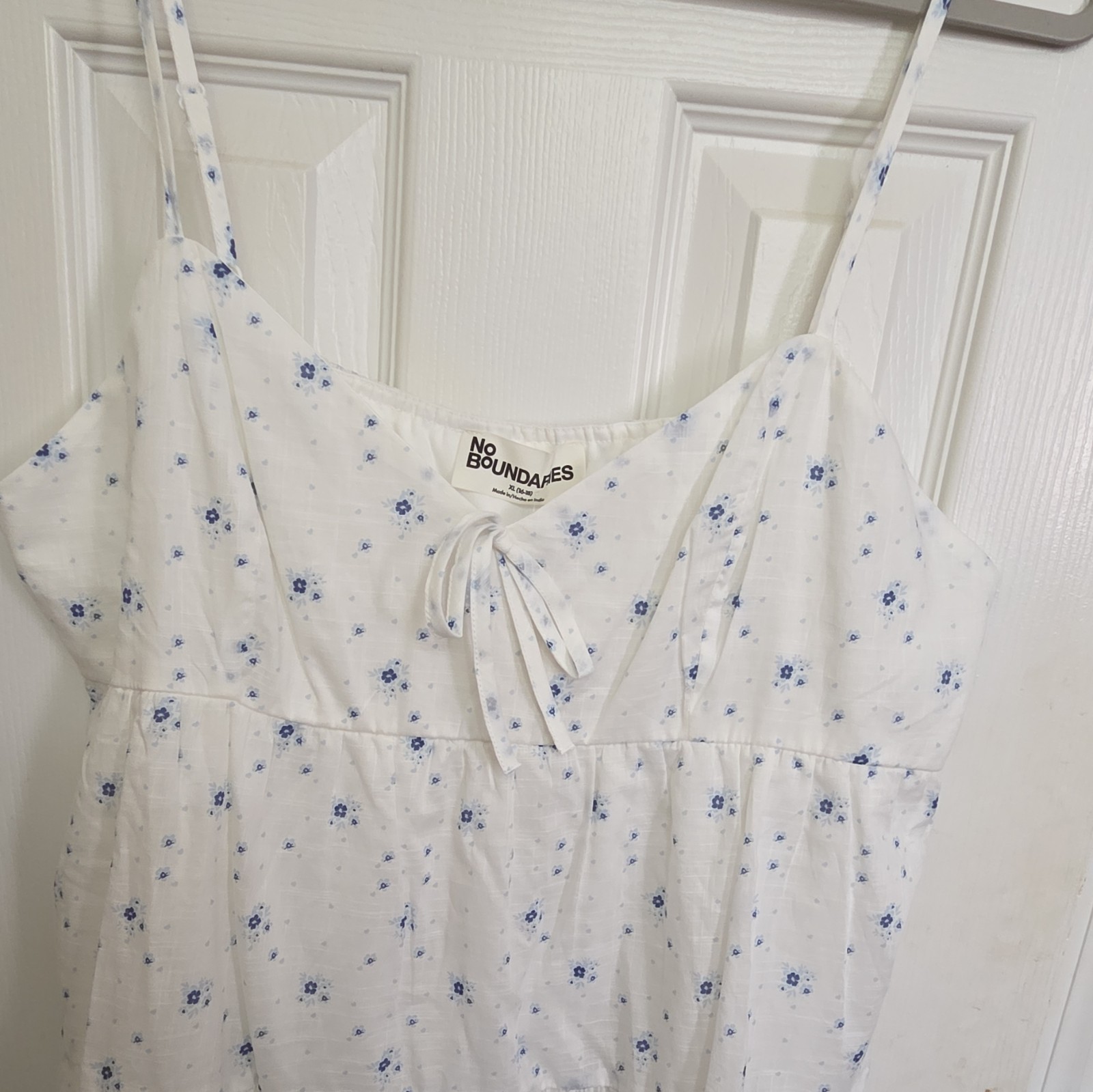No Boundaries Womens XL White Blue Floral V-Neck Sundress NWT