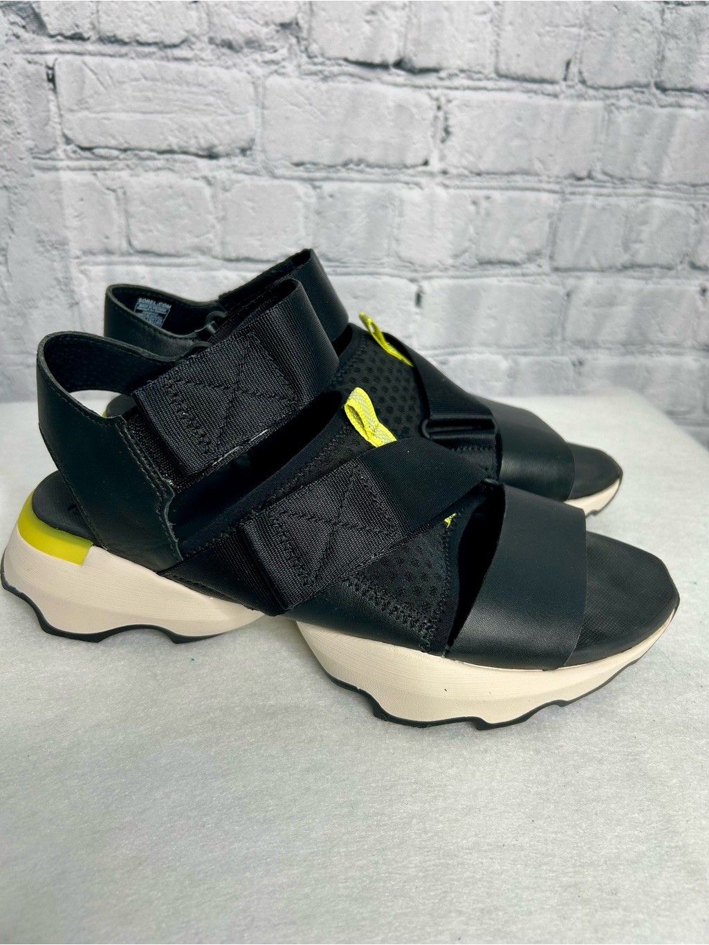 Sorel Kinetic Impact Black Platform Sport Sandals Yellow Accent Strap 8.5