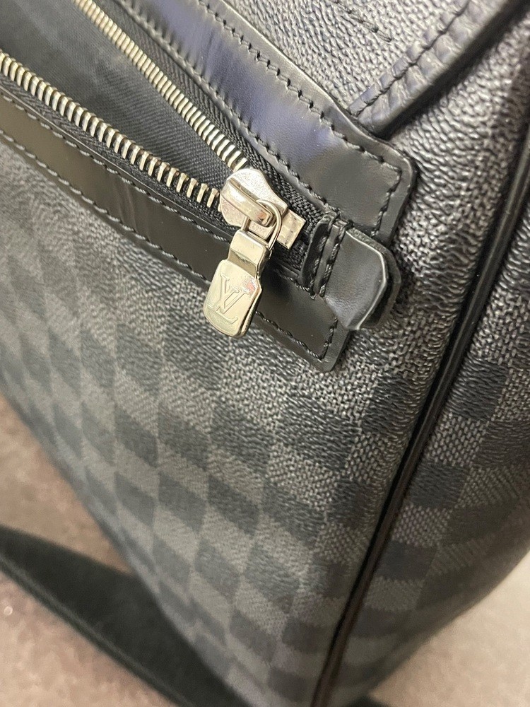 Louis Vuitton District Messenger Gm Please Read* Signs Of Heavy Wear 5.5/10