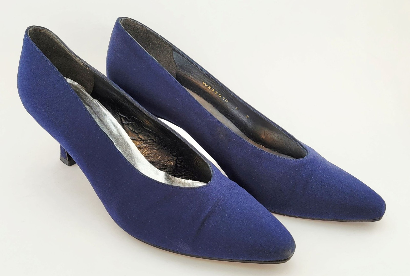 In Box! Vintage Stuart Weitzman Ladies Navy Peau de Soie Mid Heel pumps, Sz 9B/M