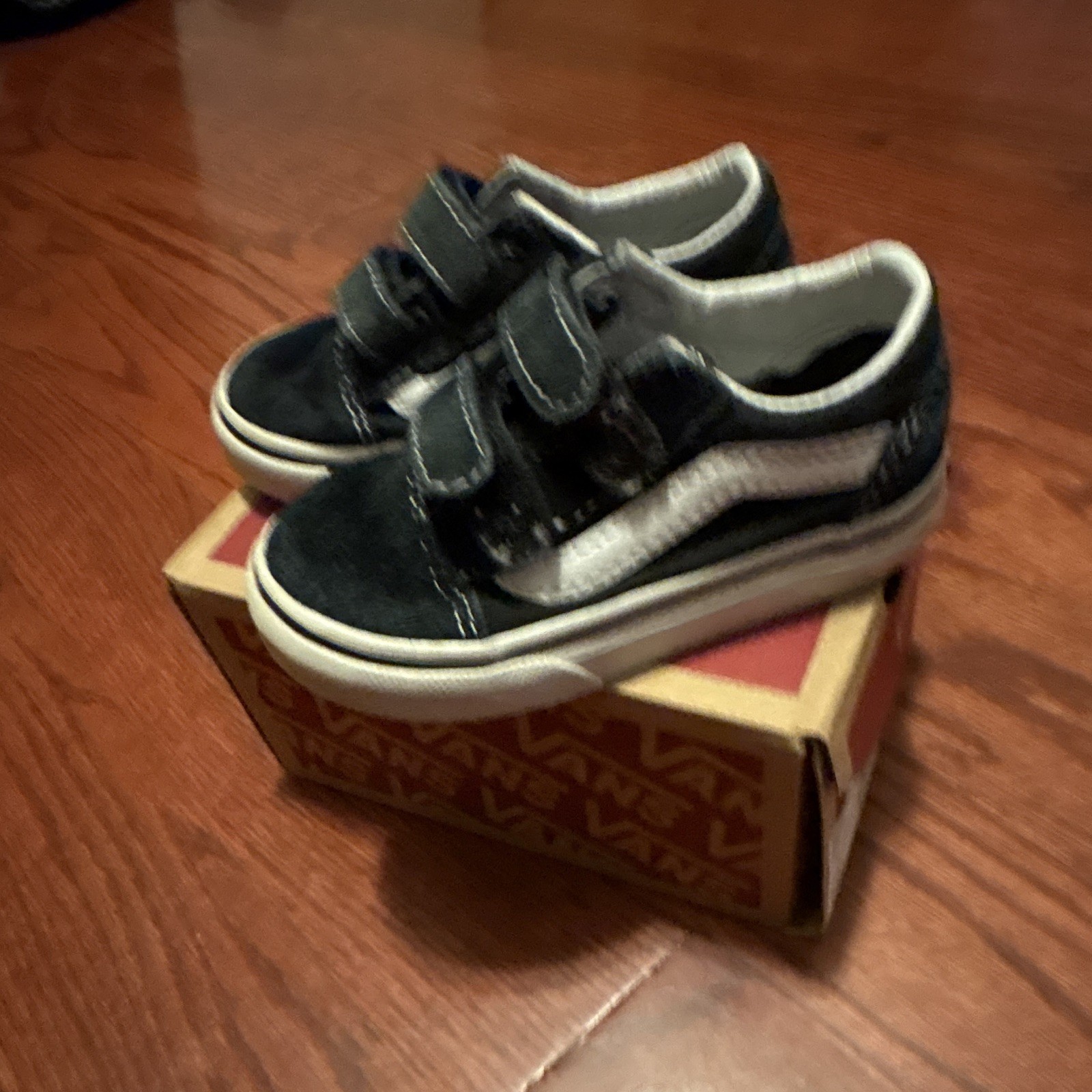 VANS Old Skool V Kids Hook & Loop Sneakers Black/White Suede Low Top 6