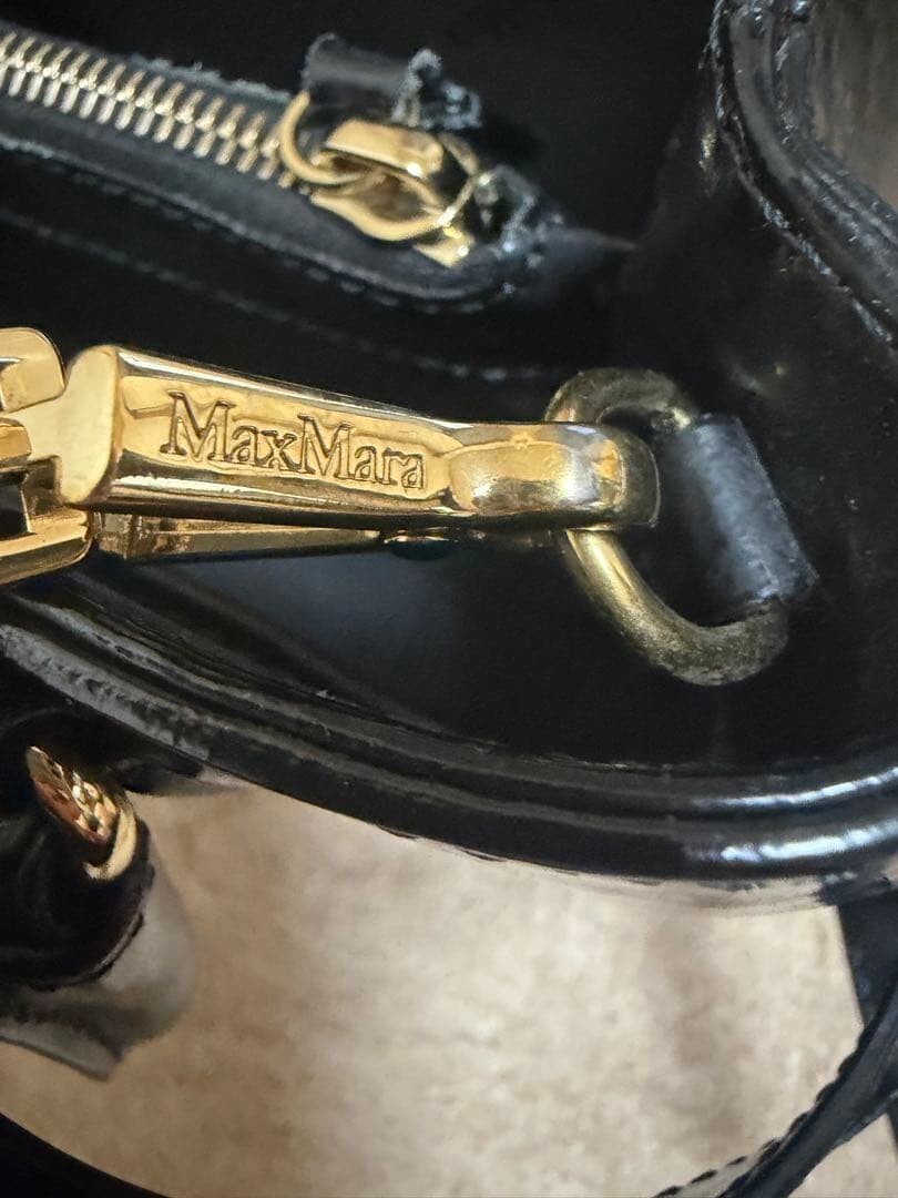 MaxMara Black Patent Leather Shoulder Bag Adjustable Strap Gold Hardware 22cm