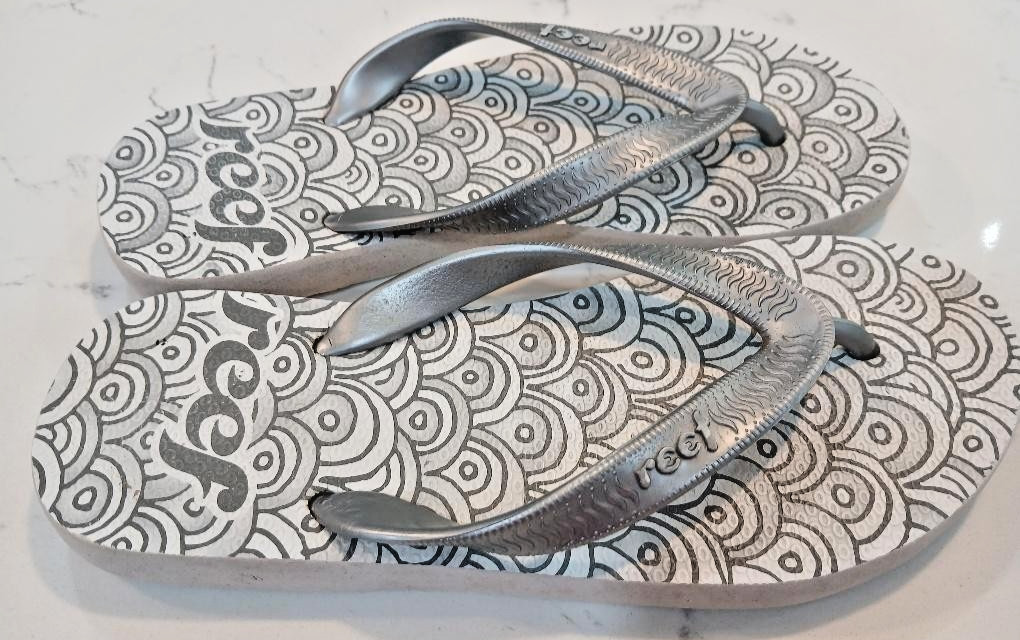 REEF Seaside Wave Pattern Flip Flop – Silver – Sz 6