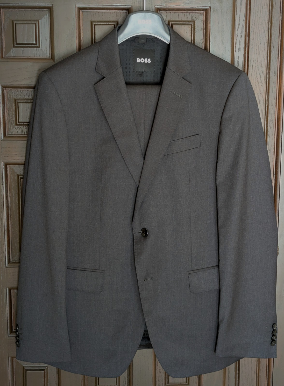 HUGO BOSS Huge 100% Virgin Wool Suit, Solid Dark Grey, Size 42 R NWOT