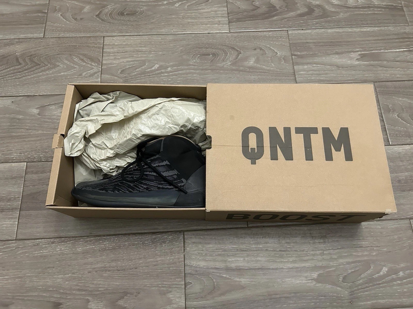 Adidas Yeezy Quantum Onyx Size 9 Men’s In Good Condition with Original Box