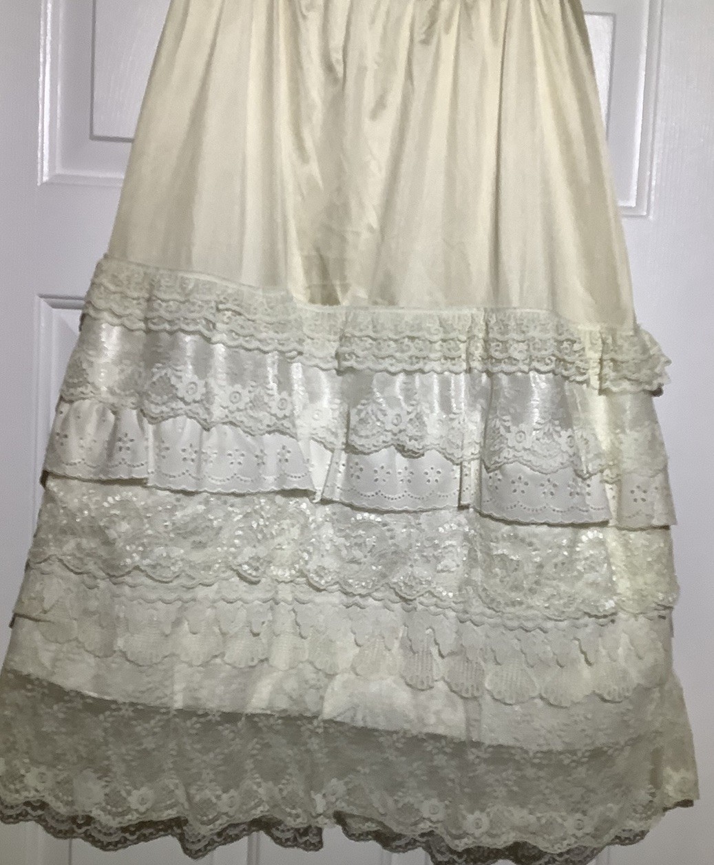 Vintage Vassarette Multi Lace Trim Half Slip Size 28 Inch Waist Tan Cream Lace