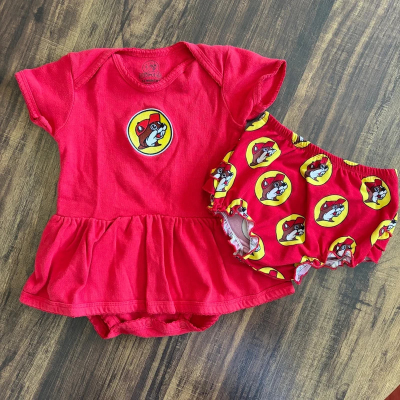 Buc-ee’s 2-piece baby girl set size 12 months