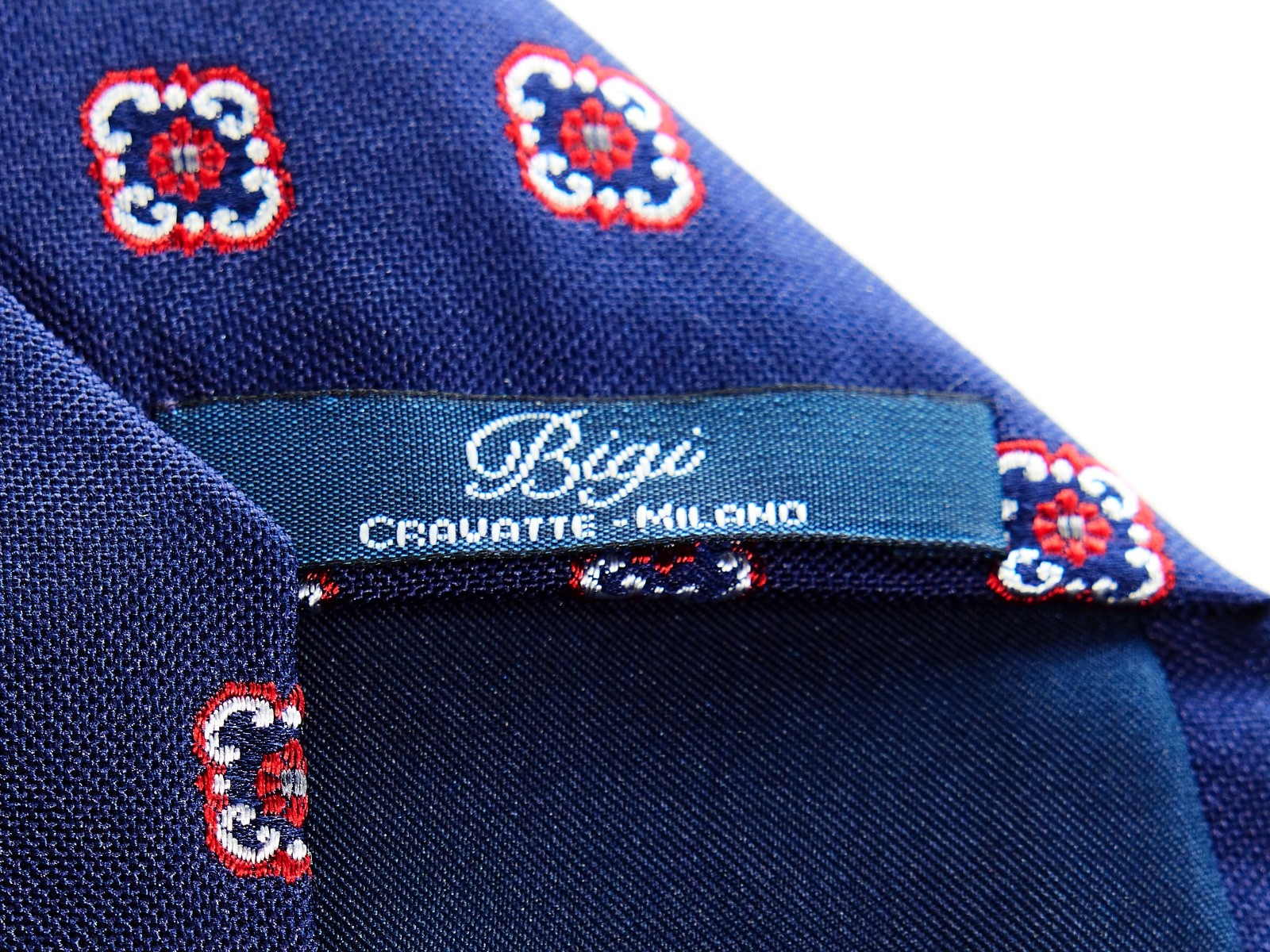 BIGI CRAVATTE Men’s 100% Silk Tie BLUE w/ RED MEDALLIONS 59″ x 3.25″ USED T22
