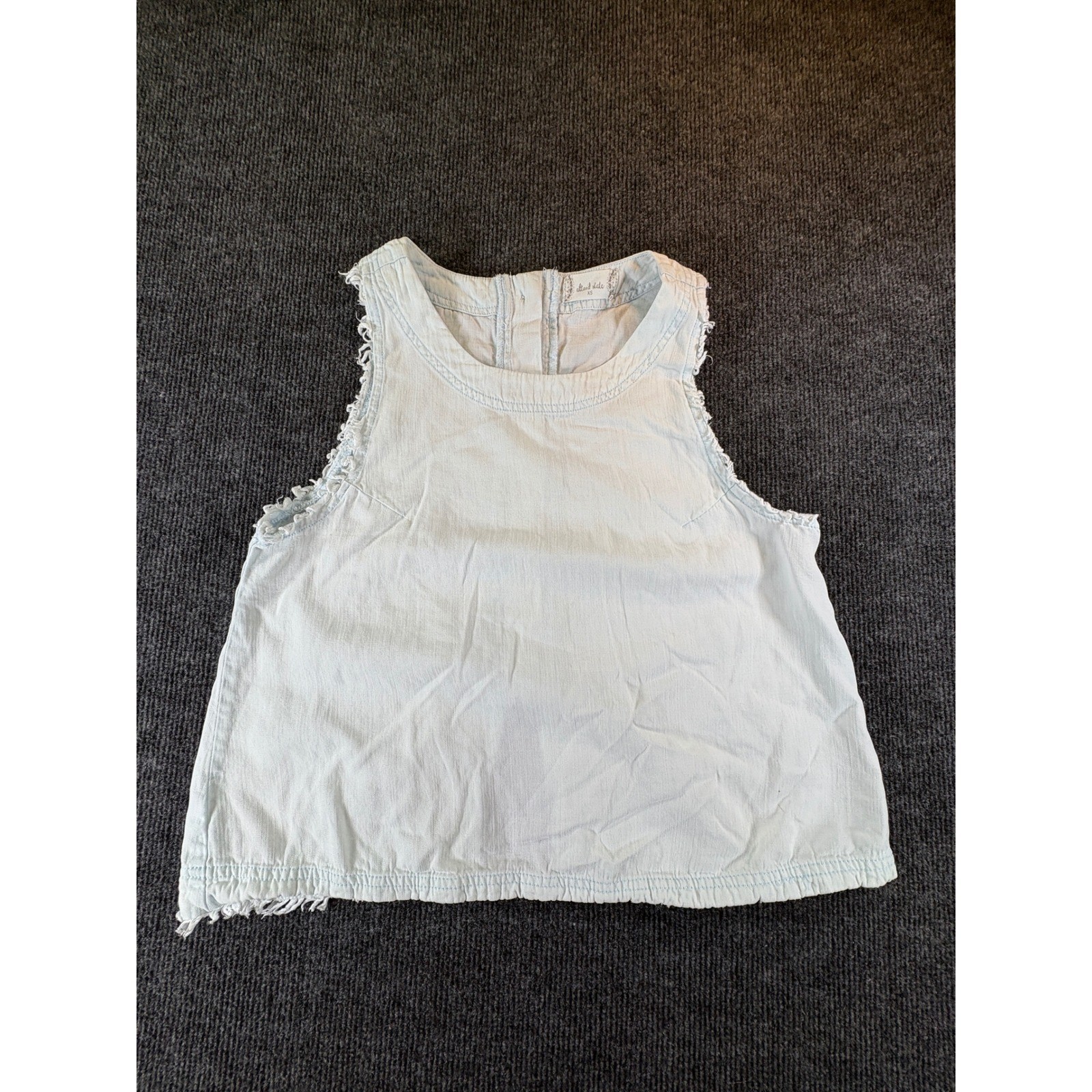 Altar’d State Womens XS Light Wash Denim Sleeveless Button Back Frayed Top 2645