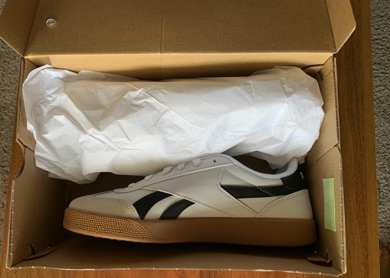 Reebok Unisex-Adult SmashEdge Sneaker White. M8.5/W10.New WT. Slight box wear