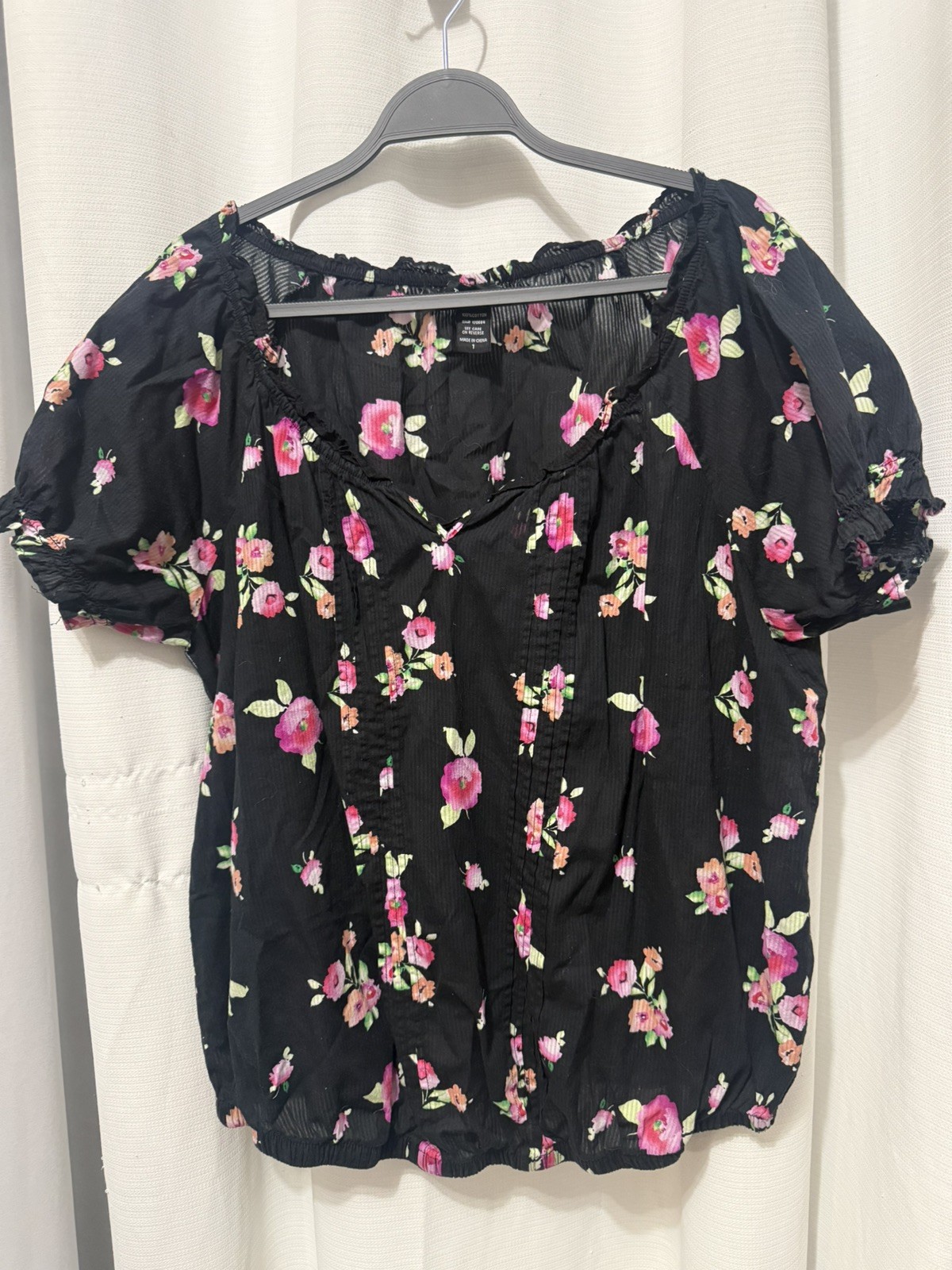 Torrid Blouse Top Plus Size 1 Black Pink Floral Pleated Cap Sleeve Scoop Neck