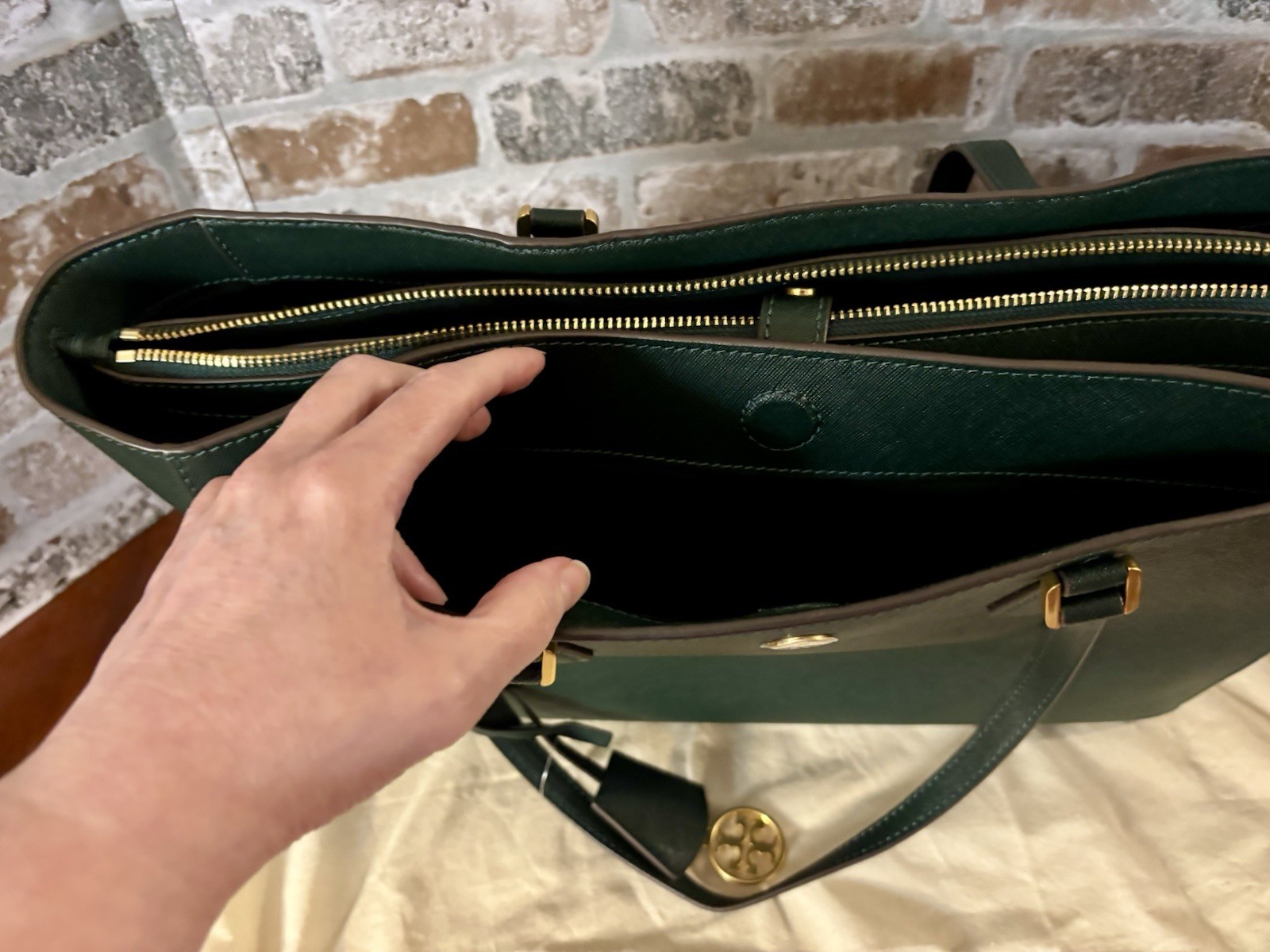 NWT Tory Burch Robinson Saffiano Pine Green Large Handbag W/Dust Bag (nonsmkr)