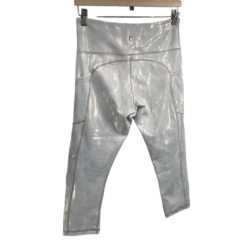 Zyia Silver Camo Metallic Pocket Light n Tight Hi-Rise Capri 20″ Leggings 8-10