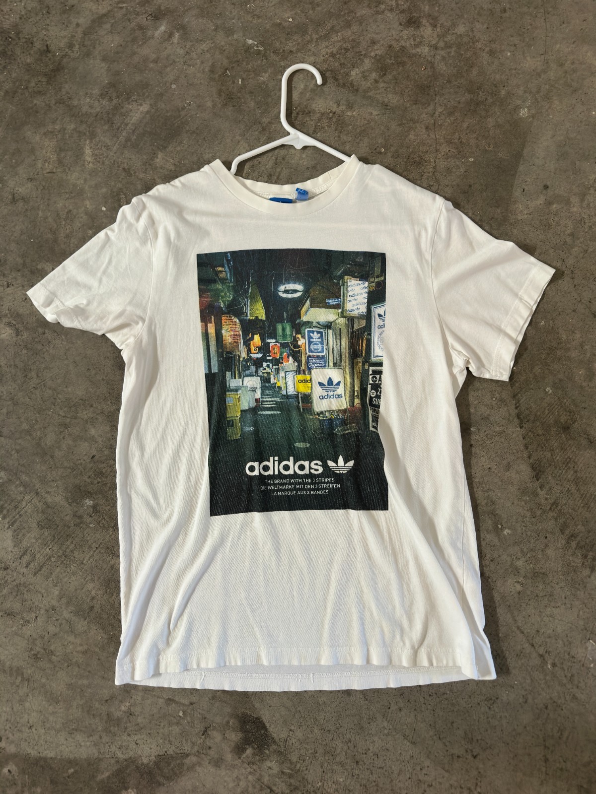 White Adidas Graphic T-Shirt Sports Tee Logo Design Size M
