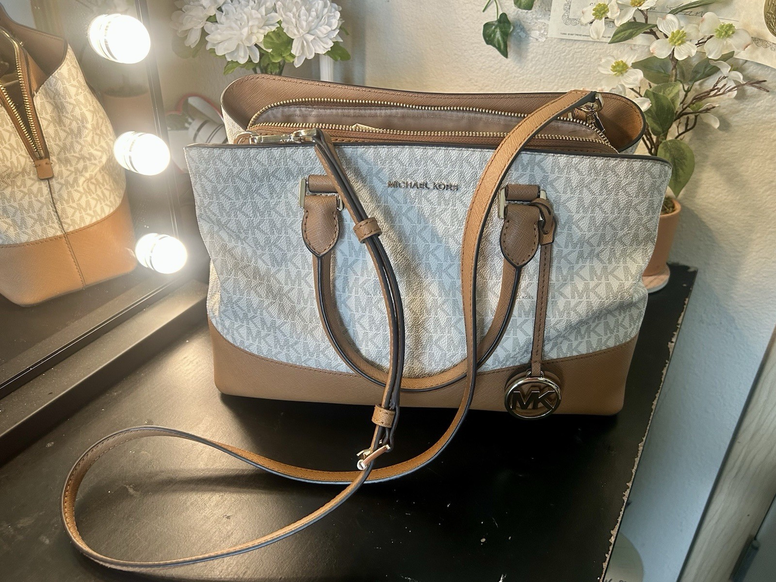 Michael Kors Signature Savannah Large Satchel In Vanilla/Acorn