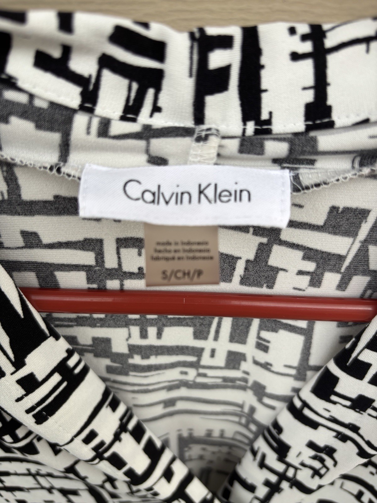 Calvin Klein Womens Sleeveless Blouse V-Neck Black White Abstract Graphic Top S