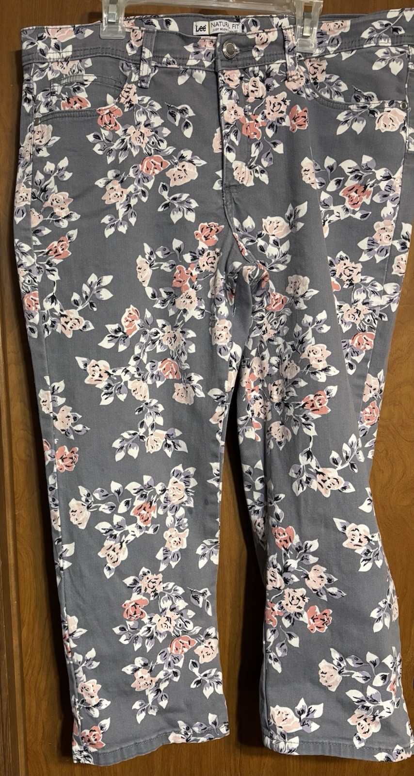 Lee Natural Fit Just Below The Waist Gray Floral Print Size 16M Cropped Capris