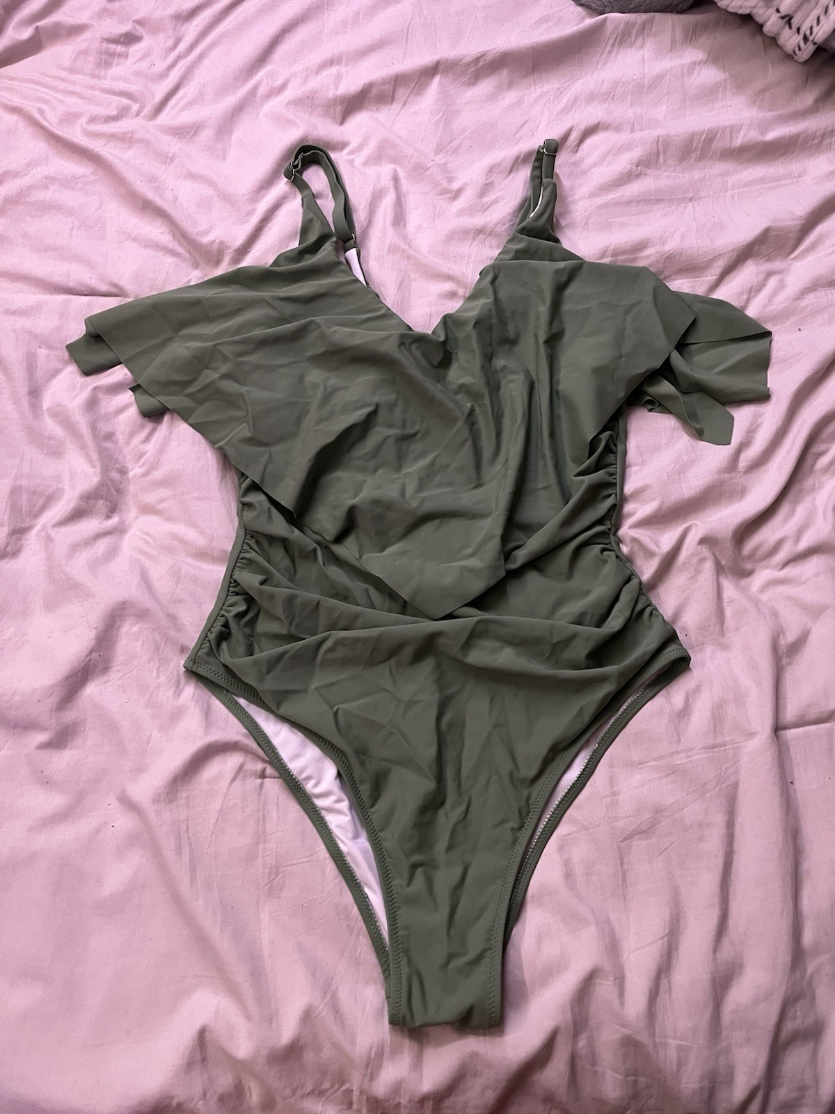 Green Ruffle Stretch One Piece Women’s Swimsuit 80% Nylon 20% Spandex Size L