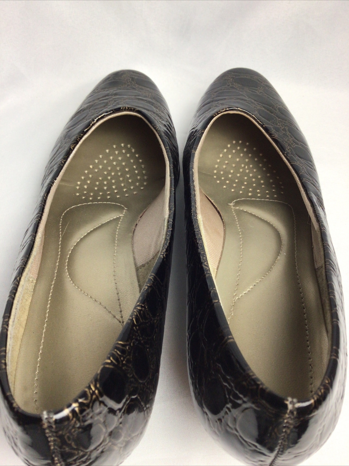Soft Style Hush Puppies Gold Low Heel Shoes Patent Faux Leather Womens Size 9M