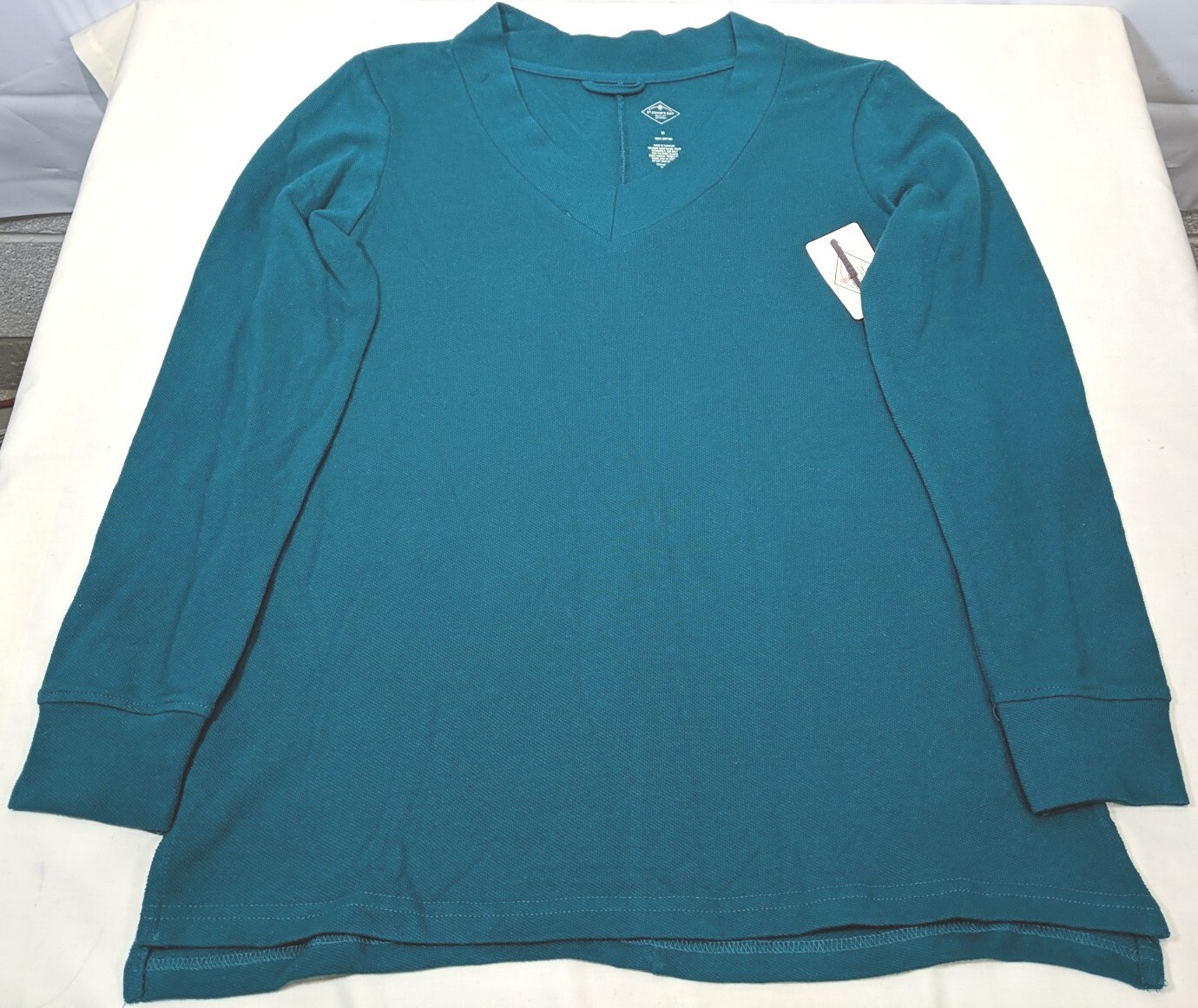 ST. JOHN’S BAY Women’s Green V-Neck Tapered L/S High-Low Slit Hem Top size M NWT