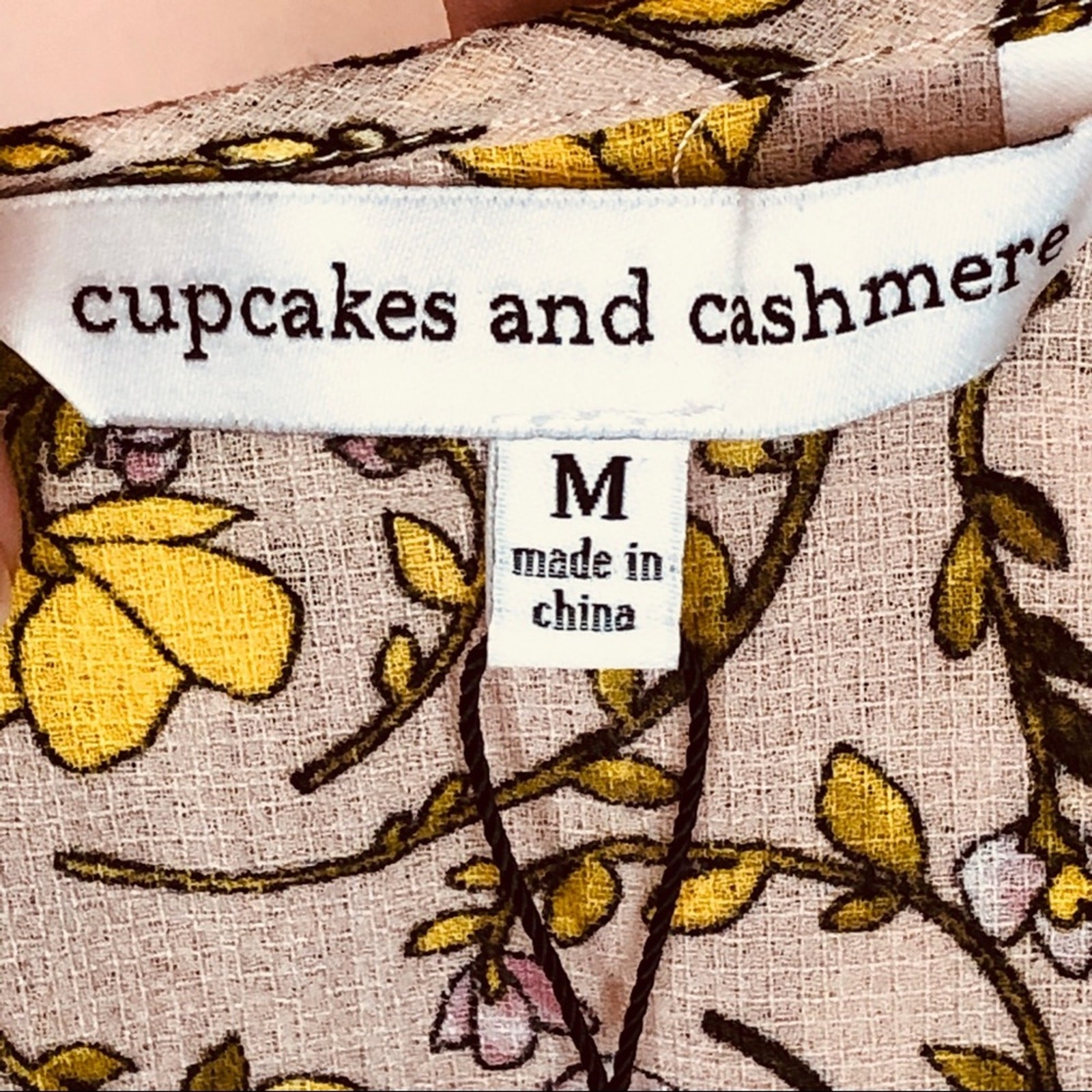 nwt cupcakes & cashmere Jessa Floral Rose Top size M Ruffle Collar Bell Sleeves