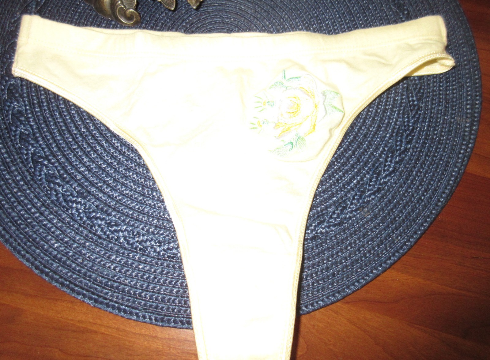 NWOT lot 4 THONGS YELLOW BLACK sparkle string COTTON assorted sizes panties