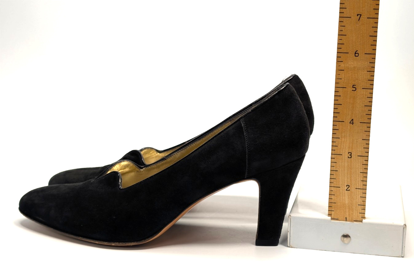 Salvatore Ferragamo 1990’s “Baronessa” Black Suede V-Neck Pumps Heels Size 7AAA