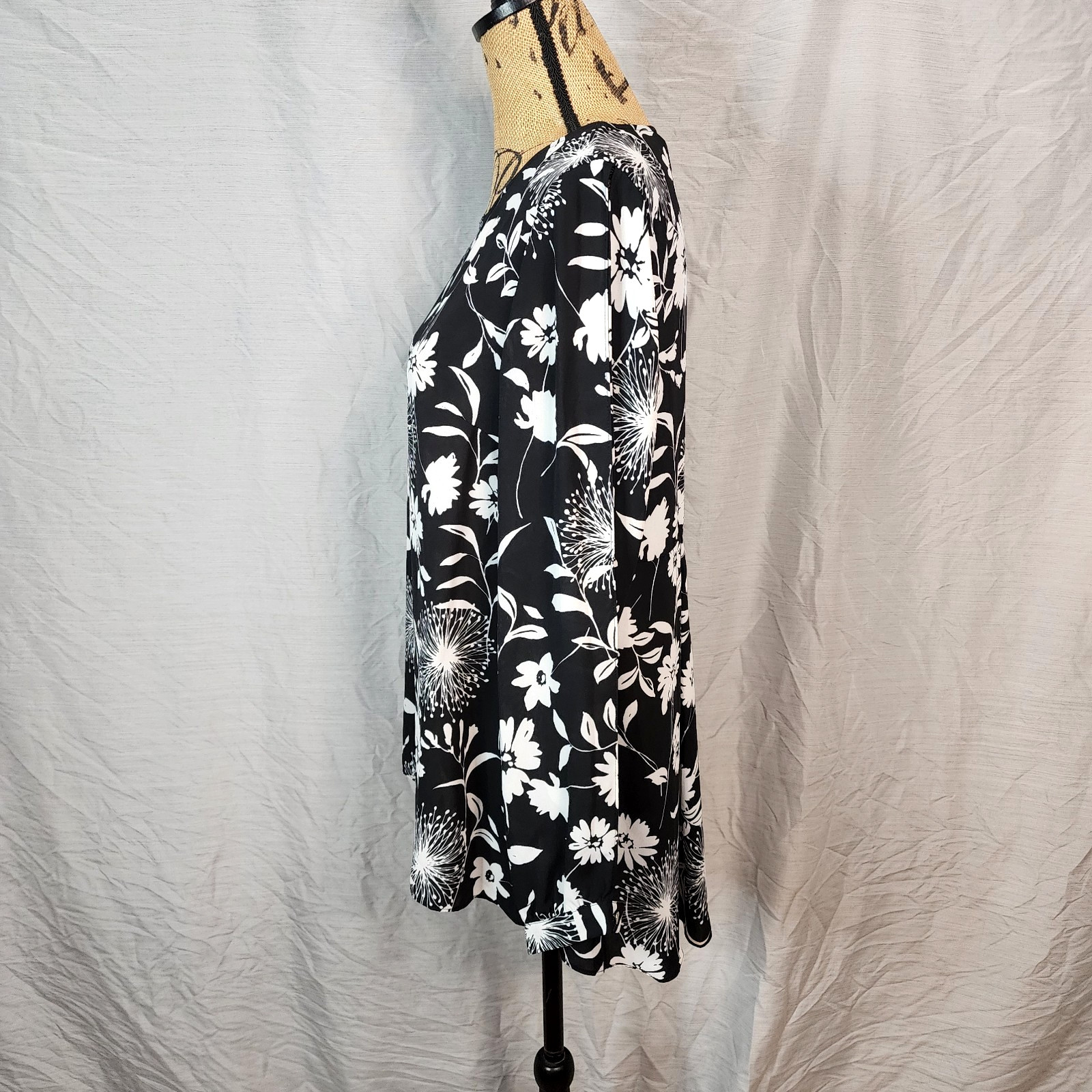 VINCE CAMUTO Size Medium Black White Cold Shoulder Split Sleeve Blouse Office