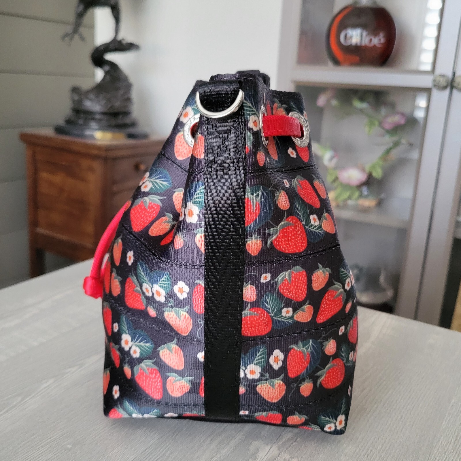 Harveys Strawberry Fields Park Hopper Crossbody Drawstring Bag Black Red EUC