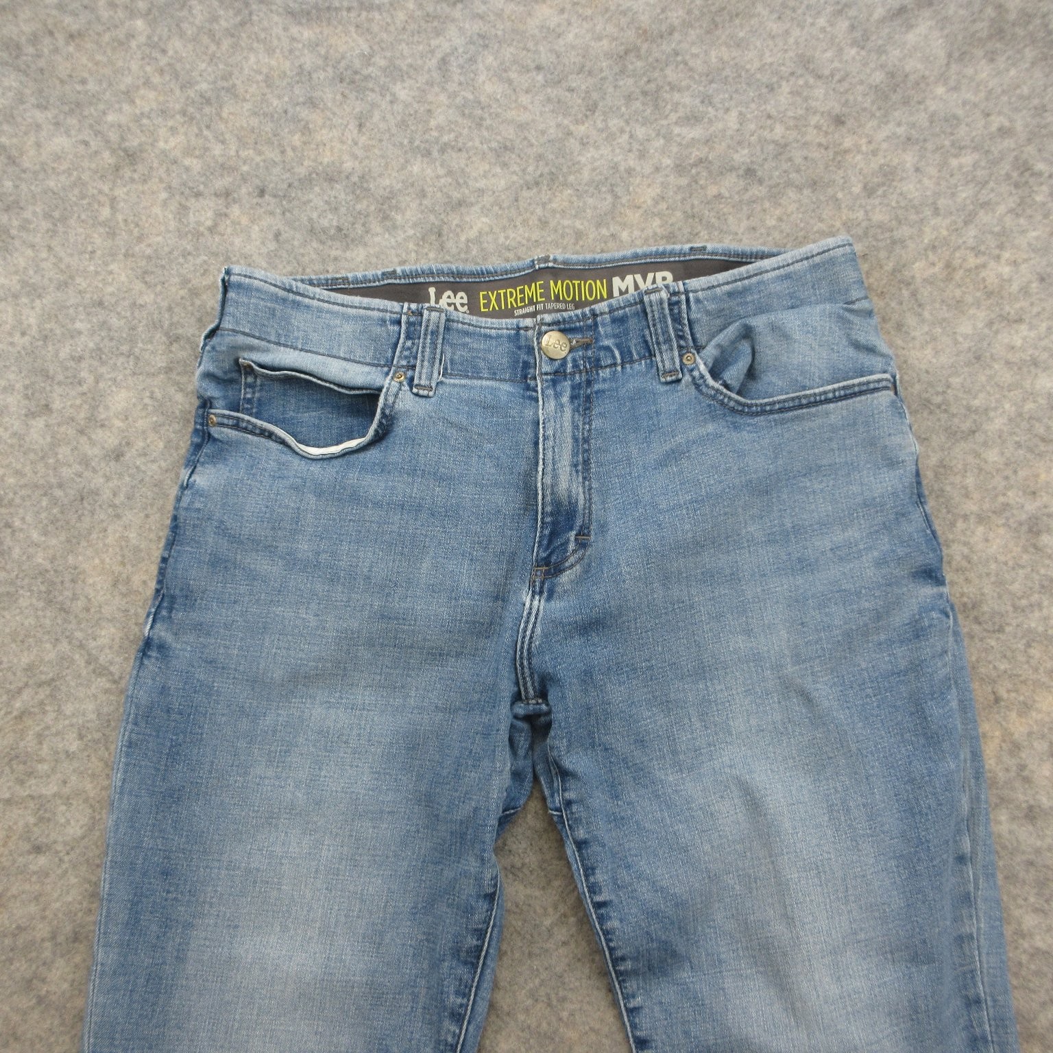 Lee Men’s Extreme Motion Straight Tapered Jeans Light Wash 36×29 Stretch Denim