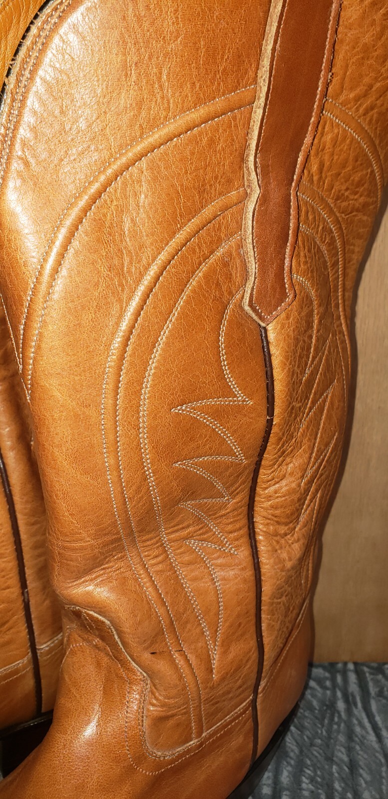 cowboy boots  Mens sz: 9 E Lt. Tan soft leather embroidered (item:s3138