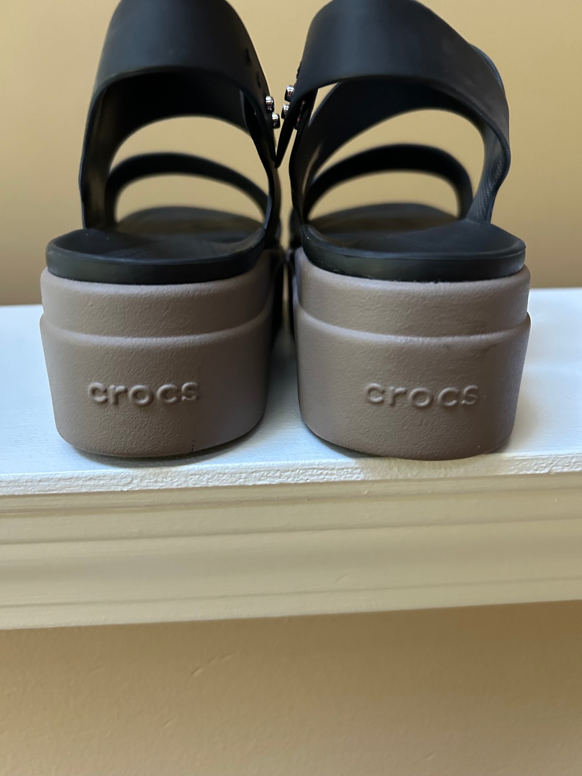 CROCS Brooklyn Low Wedge Sandal Womens 7 Very good CONDITION! Black & Mushroom
