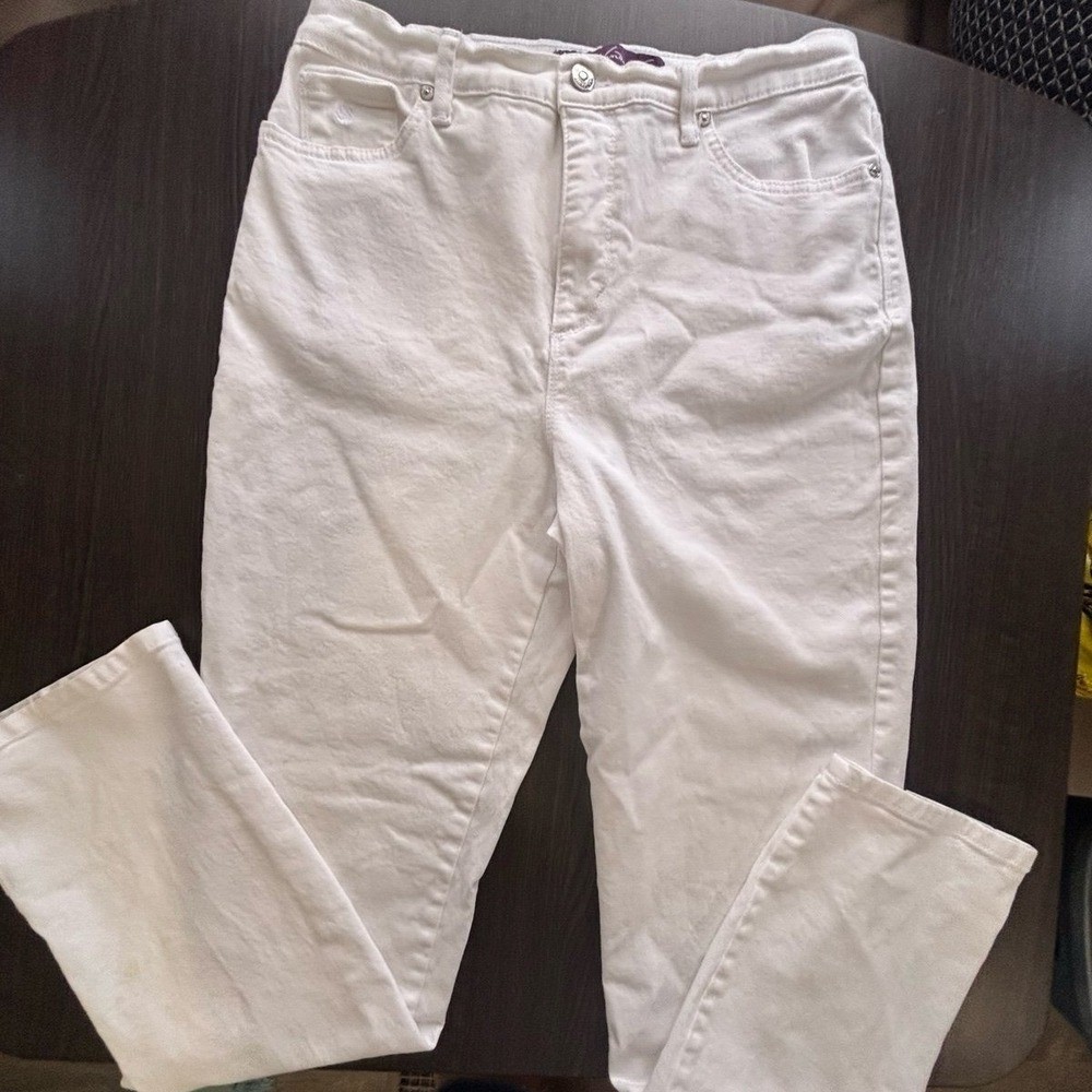 Gloria Vanderbilt Womens Size 10 Amanda Stretch White Jeans. 98% Cotton, 2% Elas