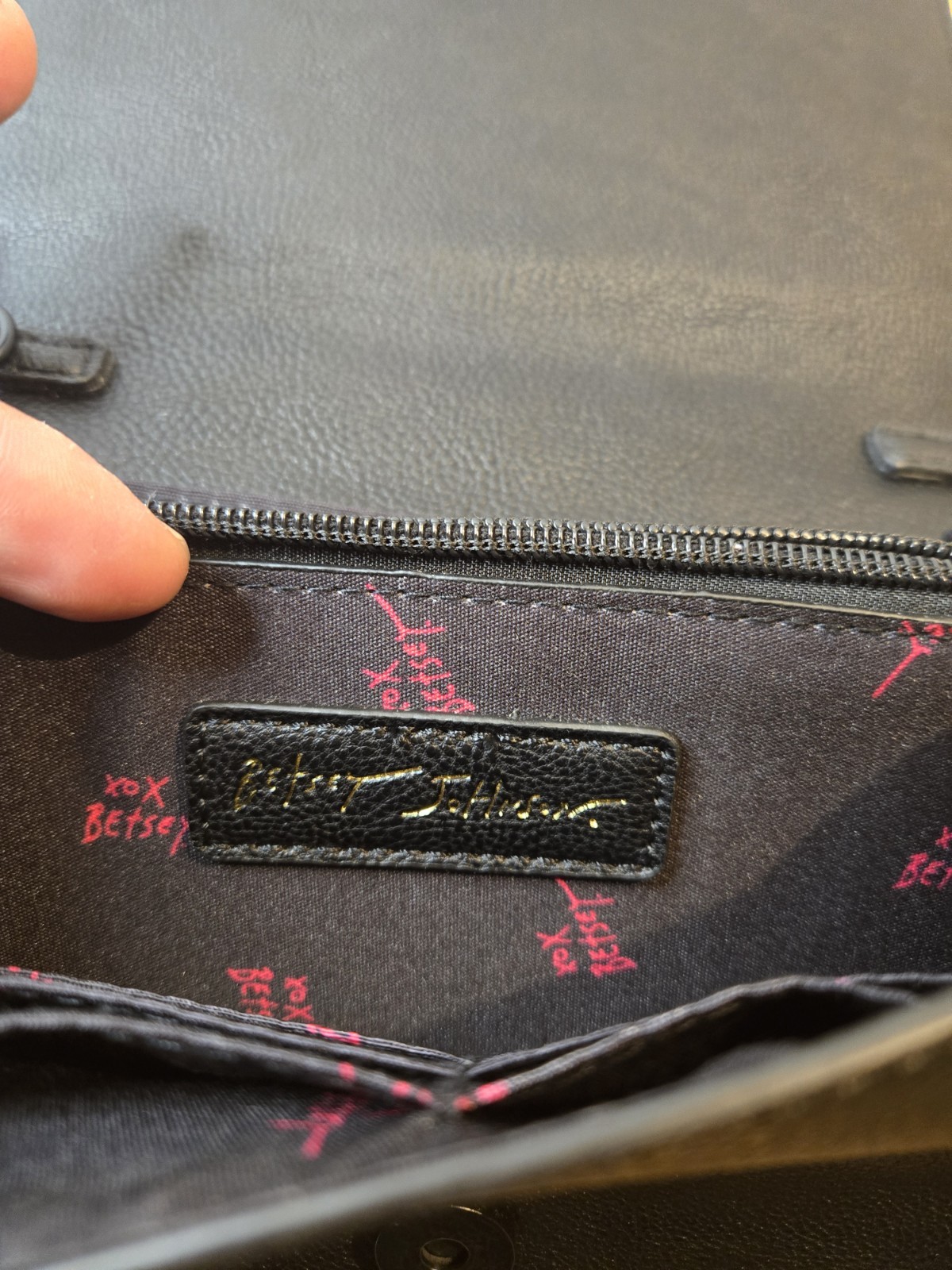 Betsey Johnson XOSybil Crossbody Shoulder Clutch Black w/Skull Studs – Used Once