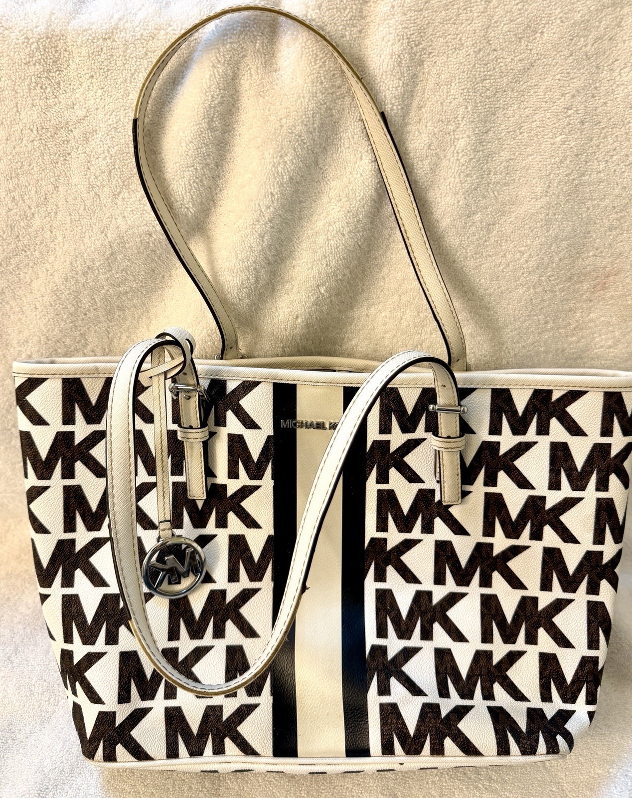 Michael Kors Jet Set MD Carryall Tote and Trifold Wallet – Graphic MK White/Brow