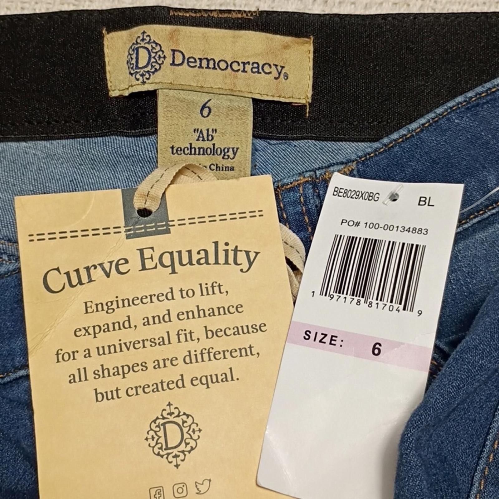NWT Democracy Blue Ab Tech Skimmer With Fray 18 Inch Inseam Womens Size 6