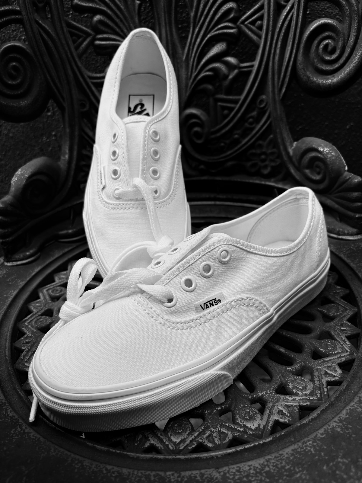Vans Authentic New White Sneakers Lace Up Men/boy US 4 Women/girls US 5.5