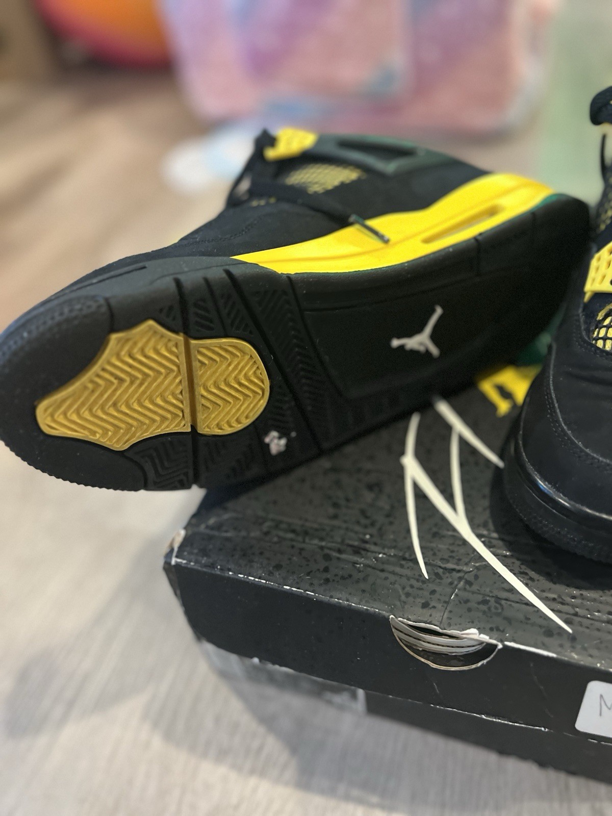 Size 9 – Jordan 4 Retro Mid Thunder