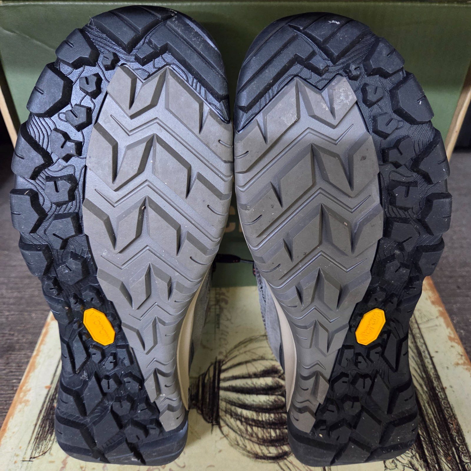 Size 9.5 Ascend Mojave Low Hiking Men’s Shoes Waterproof Vibram Charcoal-Olive